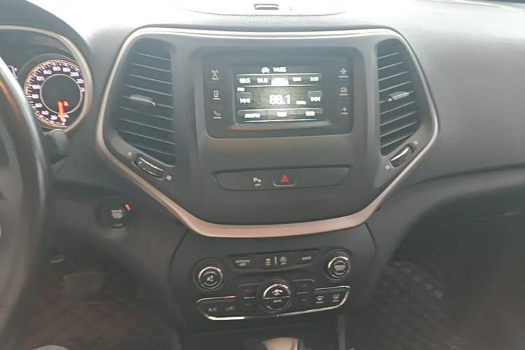 Used Jeep Cherokee 2017 2.4L Professional Edition Audio And AC Panel