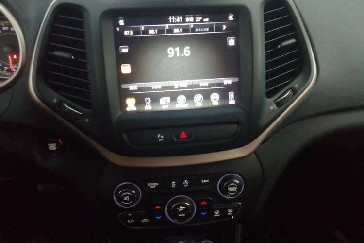 Used Jeep Cherokee 2017 2.0L Superior Edition Audio And AC Panel