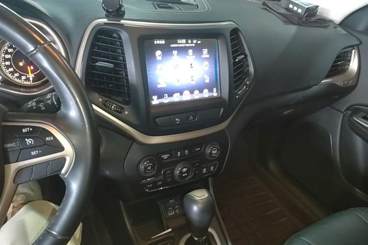 Used Jeep Cherokee 2017 2.0L Superior Edition Audio And AC Panel