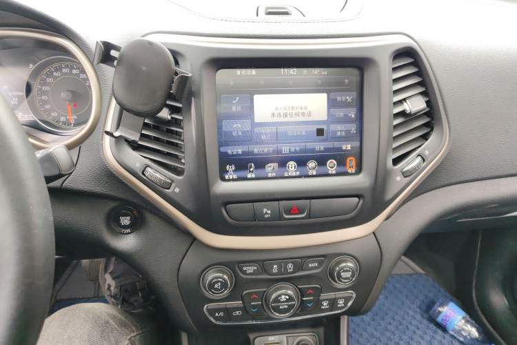 Used Jeep Cherokee 2017 2.0L Superior Edition Audio And AC Panel