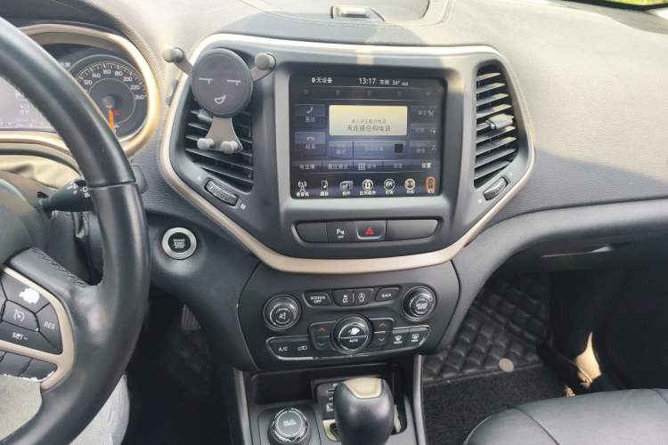Used Jeep Cherokee 2017 2.4L Professional Smart Edition Audio And AC Panel