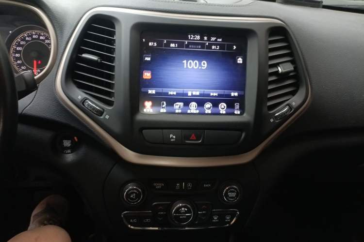 Used Jeep Cherokee 2017 2.0L Superior Edition Audio And AC Panel