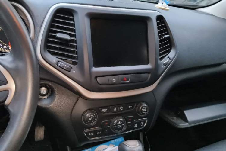 Used Jeep Cherokee 2017 2.0L Superior Edition Audio And AC Panel