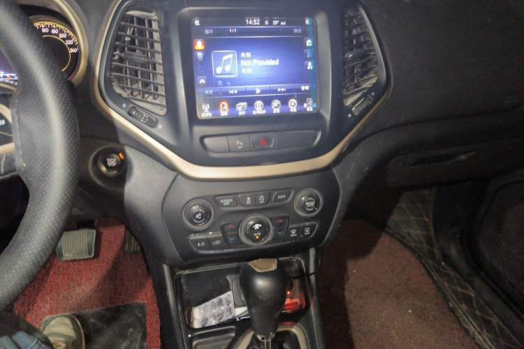 Used Jeep Cherokee 2017 2.0L Superior Edition Audio And AC Panel