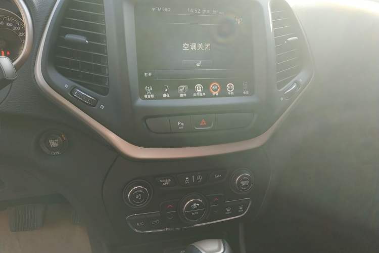 Used Jeep Cherokee 2017 2.4L Excellence Edition Audio And AC Panel
