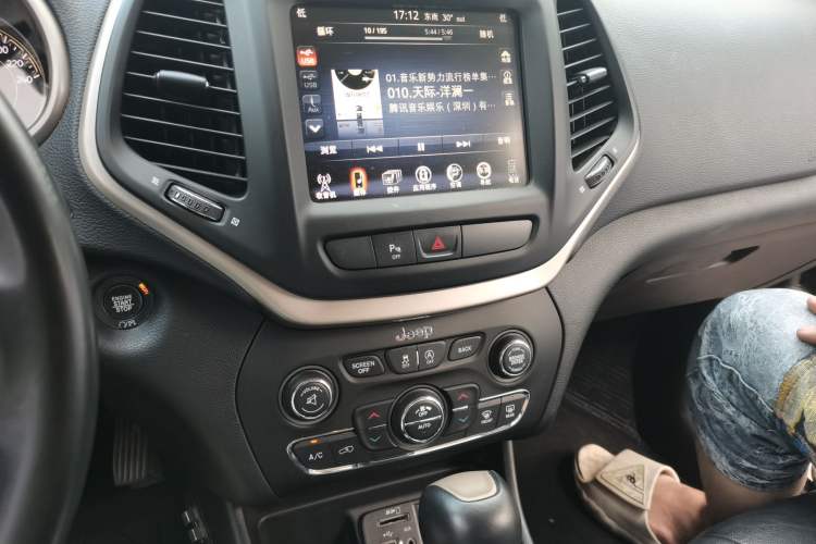 Used Jeep Cherokee 2017 2.0L Superior Edition Audio And AC Panel
