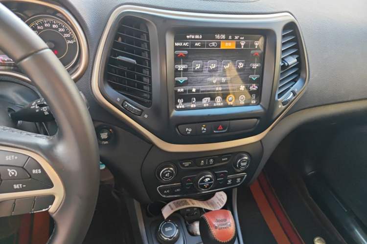 Used Jeep Cherokee 2017 2.4L Superior Edition Audio And AC Panel