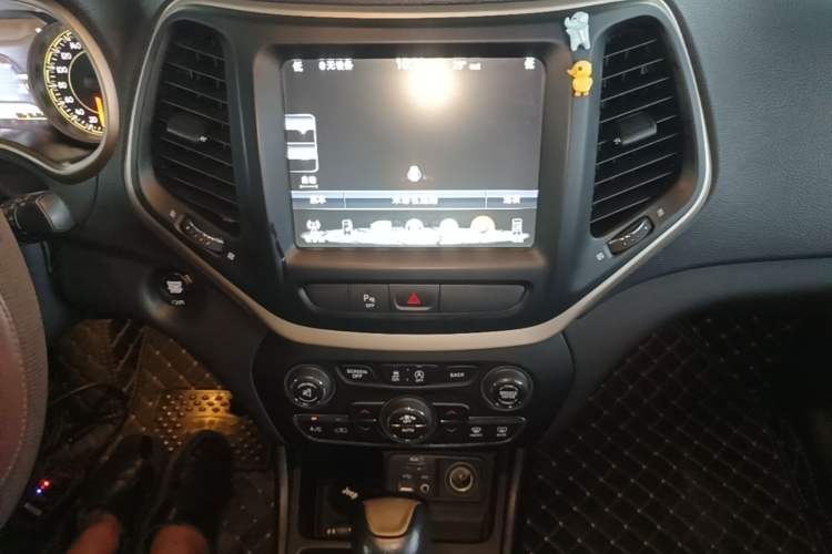Used Jeep Cherokee 2017 2.0L Superior Edition Audio And AC Panel