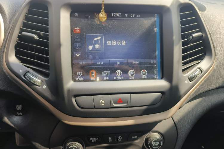 Used Jeep Cherokee 2017 2.0L Superior Edition Audio And AC Panel