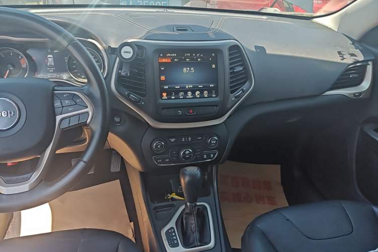 Used Jeep Cherokee 2017 2.0L Superior Edition Audio And AC Panel