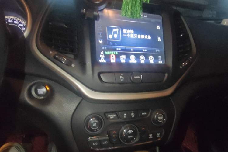 Used Jeep Cherokee 2017 2.0L Superior Edition Audio And AC Panel