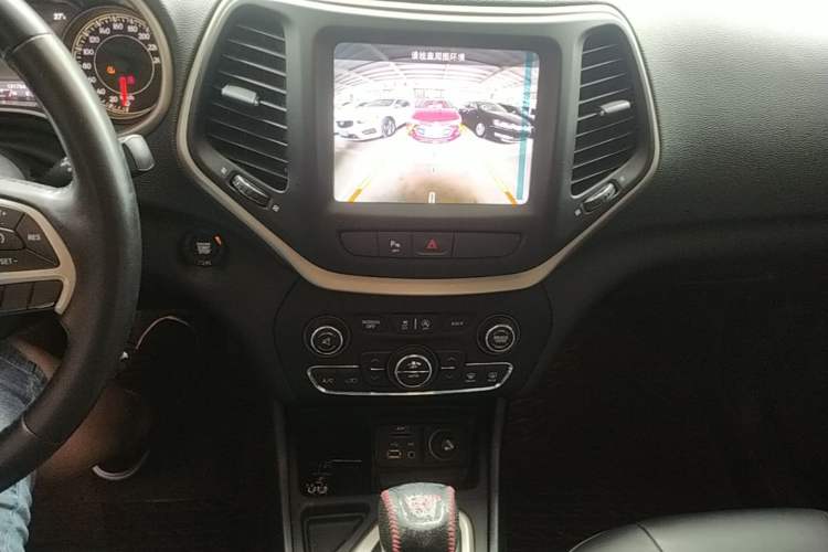 Used Jeep Cherokee 2017 2.0L Superior Edition Audio And AC Panel