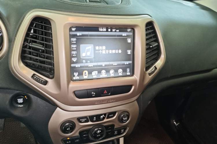 Used Jeep Cherokee 2017 2.0L Superior Edition Audio And AC Panel