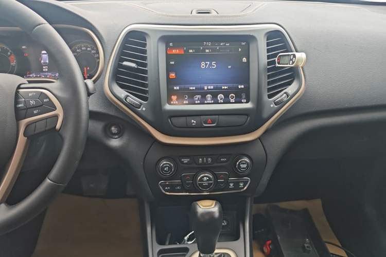 Used Jeep Cherokee 2017 2.4L Leading Smart Edition Audio And AC Panel