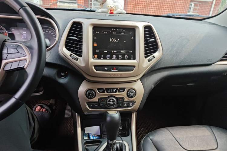 Used Jeep Cherokee 2017 2.0L Superior Edition Audio And AC Panel