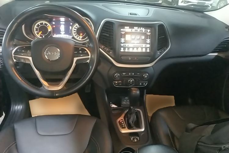 Used Jeep Cherokee 2017 2.0L Superior Edition Center Console