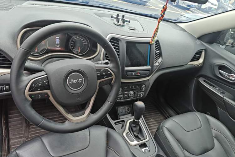 Used Jeep Cherokee 2017 2.4L Leading Smart Edition Center Console