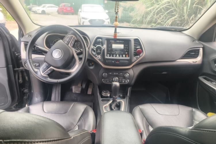 Used Jeep Cherokee 2017 2.4L Leading Smart Edition Center Console