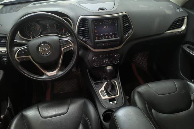 Used Jeep Cherokee 2017 2.4L Leading Smart Edition Center Console
