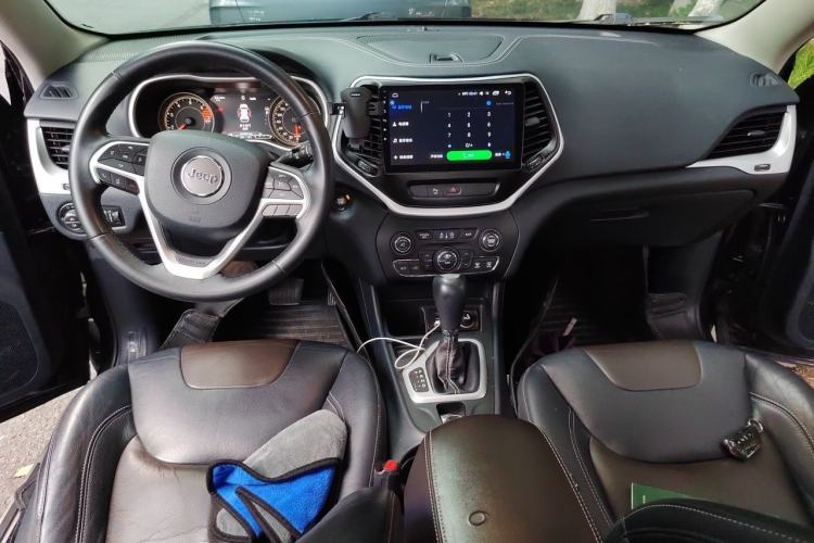 Used Jeep Cherokee 2017 2.4L Leading Edition Center Console