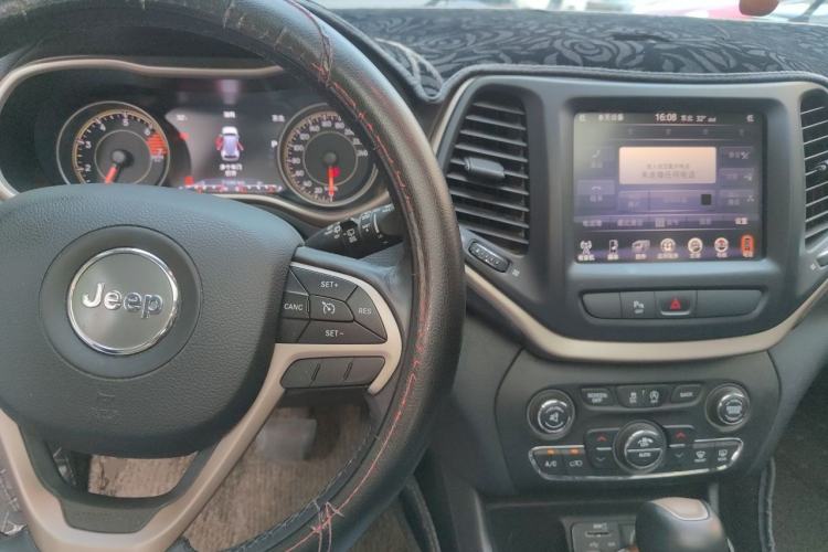 Used Jeep Cherokee 2017 2.0L Superior Edition Center Console
