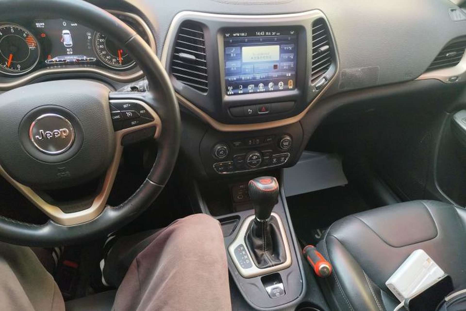 Used Jeep Cherokee 2017 2.0L Superior Edition Center Console