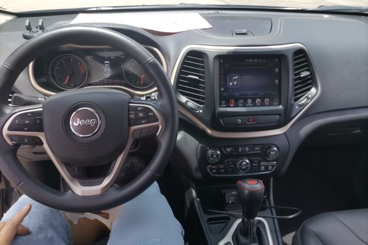 Used Jeep Cherokee 2017 2.0L Superior Edition Center Console