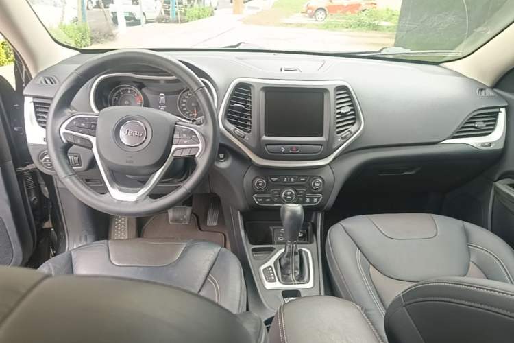 Used Jeep Cherokee 2017 2.0L Superior Edition Center Console