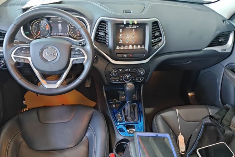 Used Jeep Cherokee 2017 2.0L Superior Edition Center Console