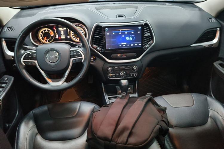 Used Jeep Cherokee 2017 2.4L Leading Edition Center Console