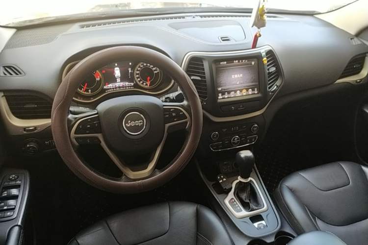 Used Jeep Cherokee 2017 2.0L Superior Edition Center Console