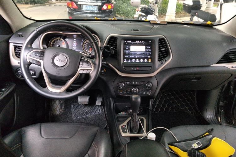Used Jeep Cherokee 2017 2.0L Superior Edition Center Console