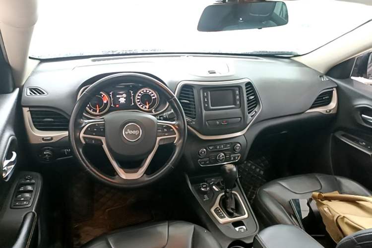 Used Jeep Cherokee 2017 2.4L Professional Edition Center Console