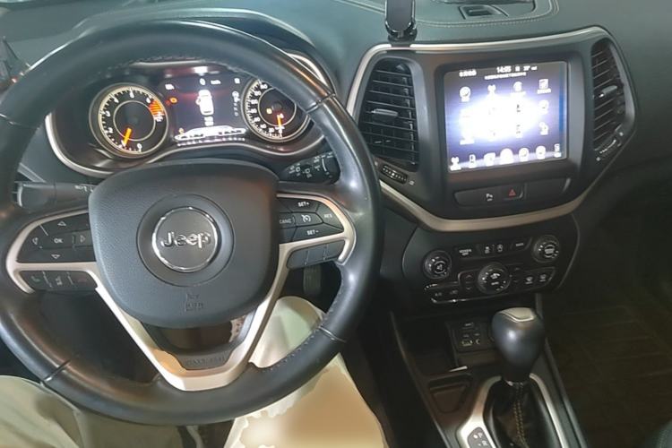 Used Jeep Cherokee 2017 2.0L Superior Edition Center Console