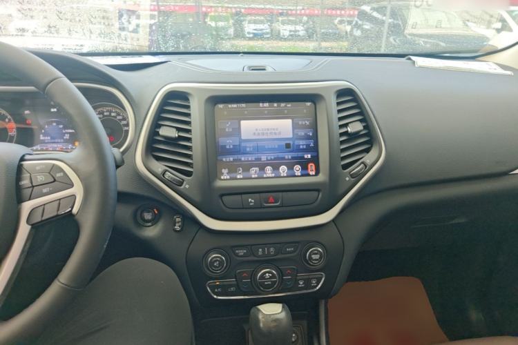 Used Jeep Cherokee 2017 2.4L Leading Smart Edition Center Console