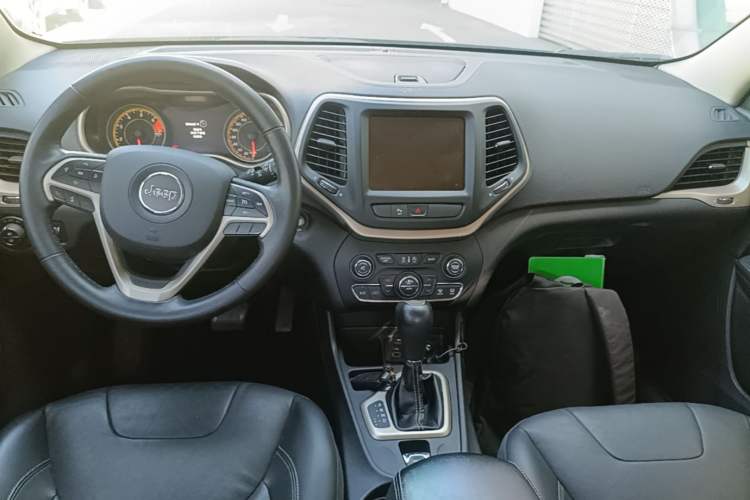 Used Jeep Cherokee 2017 2.0L Superior Edition Center Console
