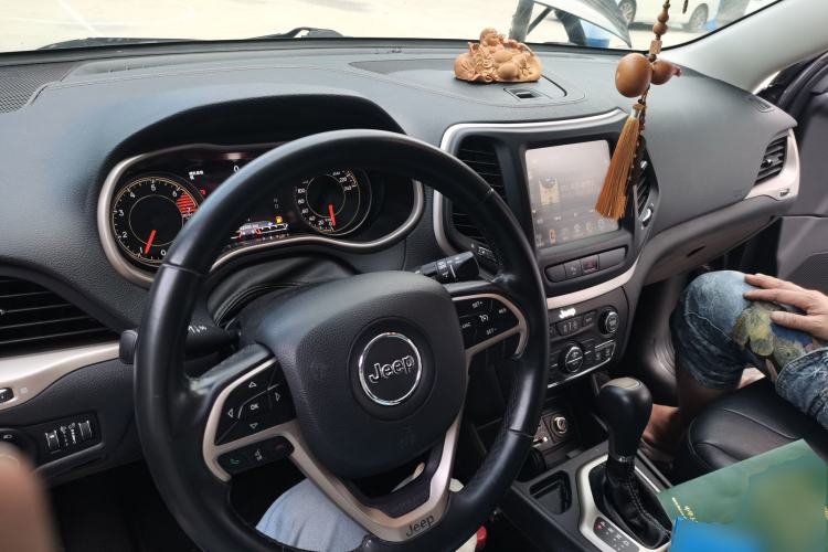 Used Jeep Cherokee 2017 2.0L Superior Edition Center Console