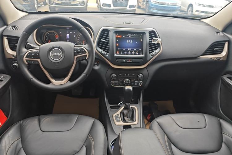 Used Jeep Cherokee 2017 2.4L Leading Smart Edition Center Console