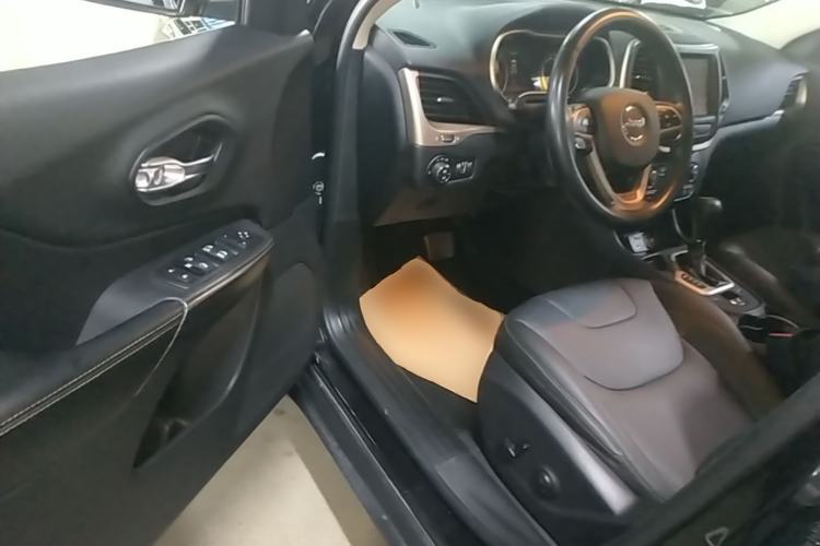 Used Jeep Cherokee 2017 2.0L Superior Edition Driver Seat
