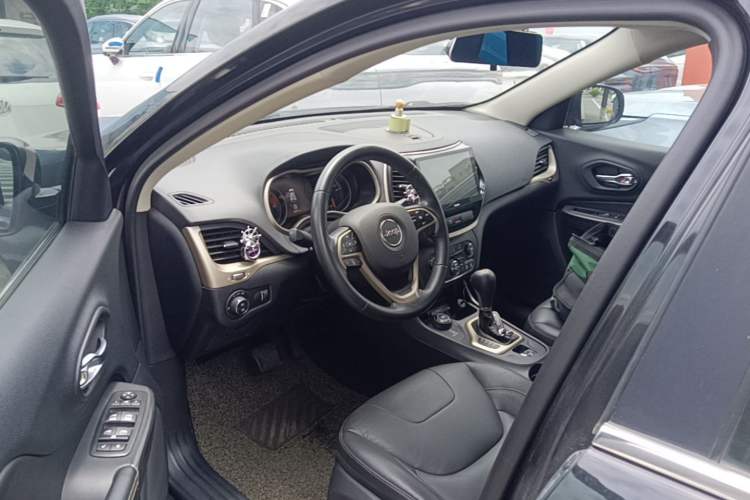 Used Jeep Cherokee 2017 2.4L Professional Edition Driver Seat