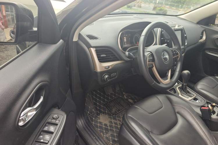 Used Jeep Cherokee 2017 2.0L Superior Edition Driver Seat
