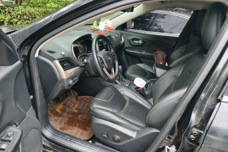 Used Jeep Cherokee 2017 2.0L Superior Edition Driver Seat