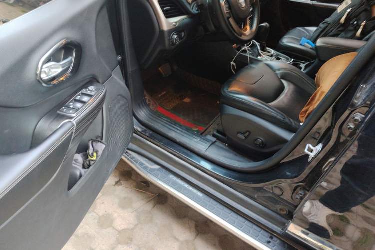 Used Jeep Cherokee 2017 2.4L Professional Edition Driver Seat