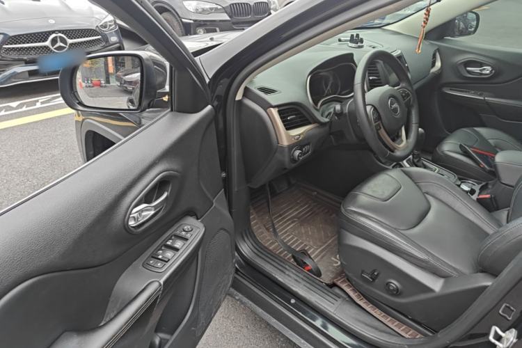 Used Jeep Cherokee 2017 2.4L Leading Smart Edition Driver Seat
