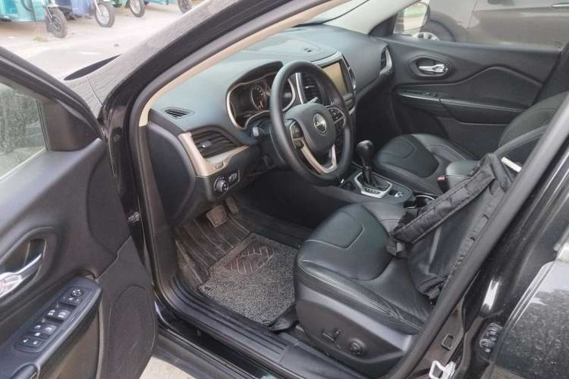 Used Jeep Cherokee 2017 2.4L Leading Smart Edition Driver Seat
