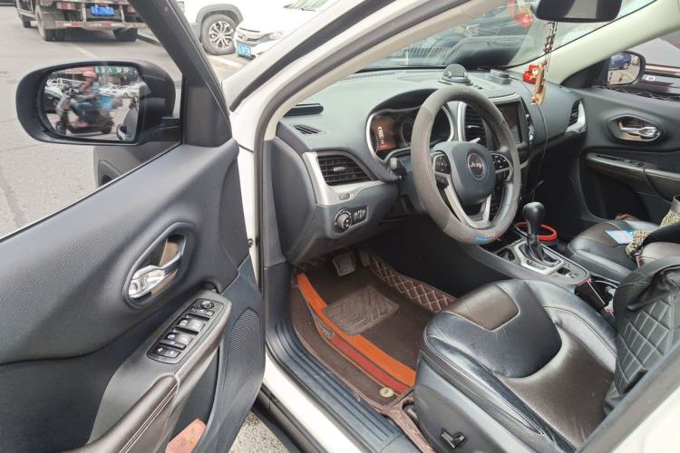 Used Jeep Cherokee 2017 2.0L Superior Edition Driver Seat