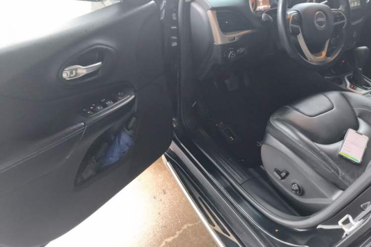 Used Jeep Cherokee 2017 2.0L Superior Edition Driver Seat