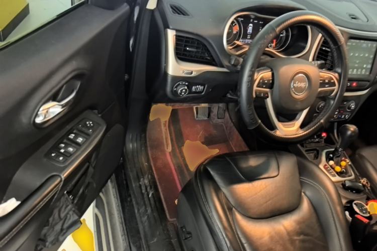 Used Jeep Cherokee 2017 2.0L Superior Edition Driver Seat