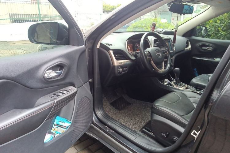Used Jeep Cherokee 2017 2.0L Superior Edition Driver Seat