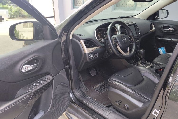 Used Jeep Cherokee 2017 2.0L Superior Edition Driver Seat